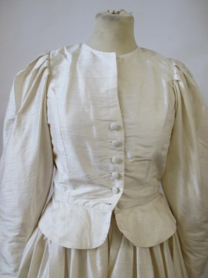 Lot 55 - A Droopy Browns cream silk wedding ensemble,...