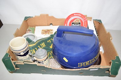 Lot 601 - A box of mixed items to include a vintage ice...