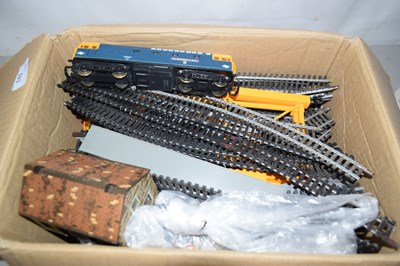 Lot 521 - Box of model railway track, buildings, Earl...