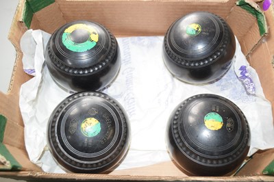 Lot 534 - Box of lawn bowls