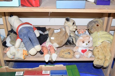 Lot 552 - Mixed Lot: Various vintage soft toys and others