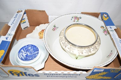 Lot 640 - Box of mixed ceramics to include a large...