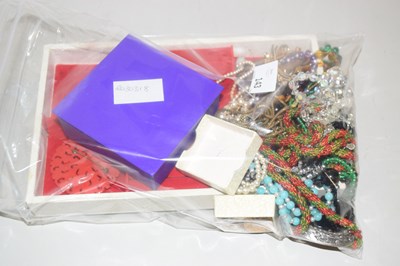 Lot 143 - A bag of assorted costume jewellery