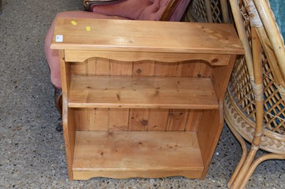 Lot 318 - A small pine bookcase