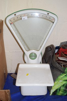 Lot 686 - Set of Avery weighing scales
