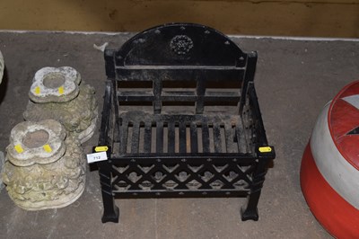 Lot 712 - An iron fire grate