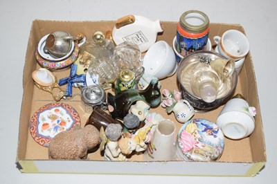 Lot 102 - A tray of various small ornaments, trinket...