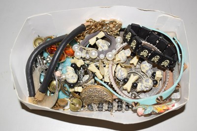 Lot 107 - A box of various assorted costume jewellery
