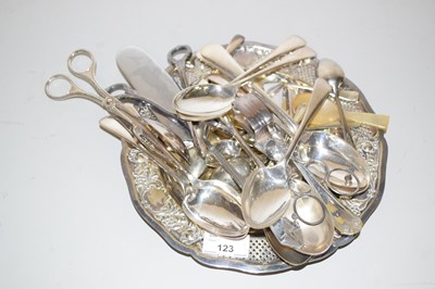 Lot 123 - A tray of assorted silver plated cutlery
