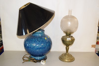 Lot 163 - A brass oil lamp