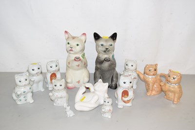 Lot 178 - A collection of novelty cat shaped teapots