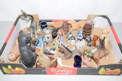 Lot 519 - A tray of assorted ornaments to include a good...