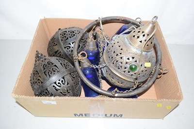 Lot 529 - A box of metal lanterns