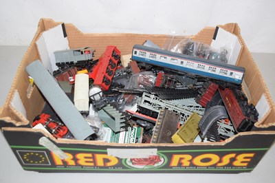 Lot 545 - Box of 00 gauge model railway rolling stock