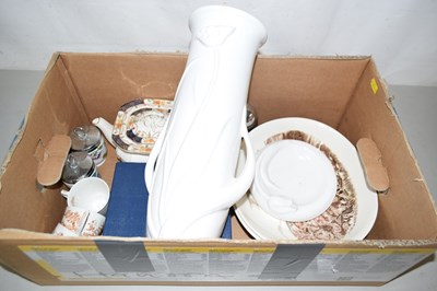 Lot 552 - A box of various mixed ceramics to include tea...