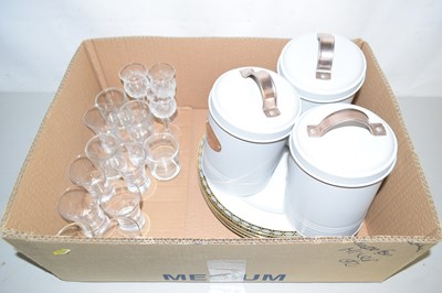 Lot 561 - A box of mixed wares to include Royal...