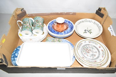 Lot 617 - Box of various kitchen wares
