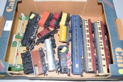 Lot 650 - Box of 00 gauge model railway rolling stock