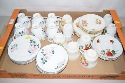 Lot 654 - A box of various rose decorated tea wares