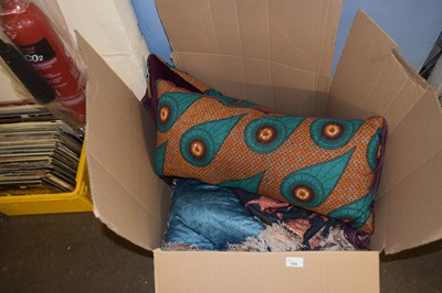 Lot 689 - Box of assorted cushions