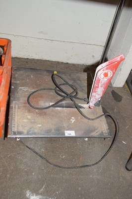 Lot 725 - An electric bench saw
