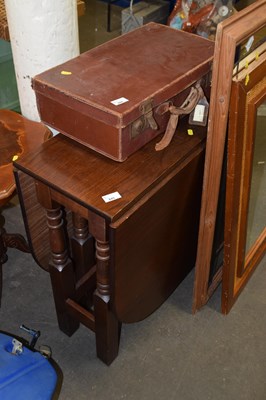 Lot 845 - An oak drop leaf table