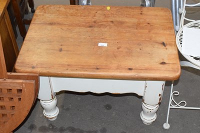 Lot 895 - Pine coffee table