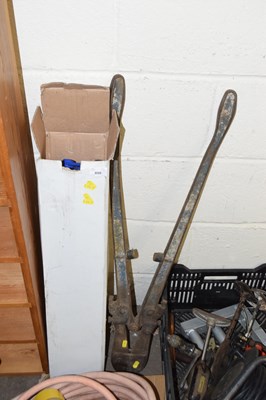 Lot 899 - Bolt croppers and a pipe bender (2)