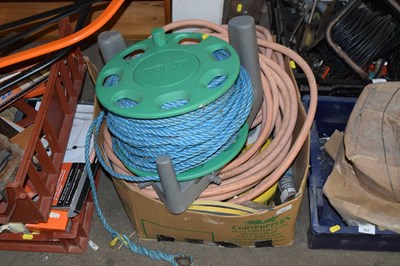 Lot 900 - Mixed Lot: Roll of rope, hose and other garage...