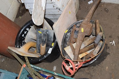 Lot 913 - Two buckets of assorted tools