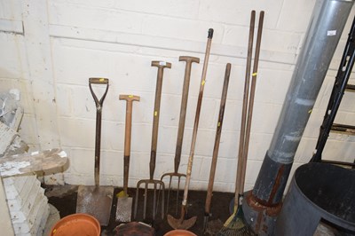 Lot 916 - Mixed Lot: Garden tools