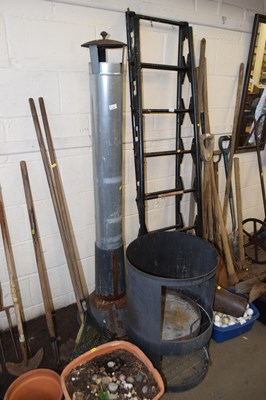 Lot 918 - A barbecue with chimney