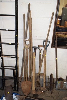 Lot 920 - Mixed lot of garden tools