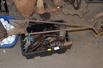 Lot 922 - A box of various assorted tools and garage...
