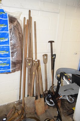 Lot 928 - Mixed lot of garden tools