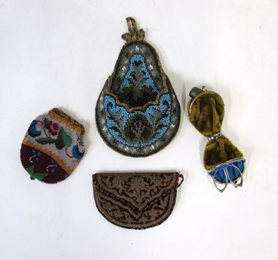 Lot 275 - A mixed lot, including a beaded pocket 16cm...