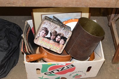 Lot 809 - One box of various house clearance wares