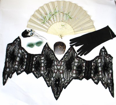 Lot 210 - A mixed lot of vintage accessories, including...