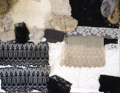 Lot 211 - A quantity of antique and vintage haberdashery,...