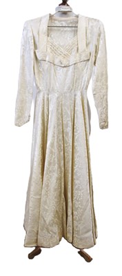 Lot 23 - A 1940's cream patterned satin wedding...