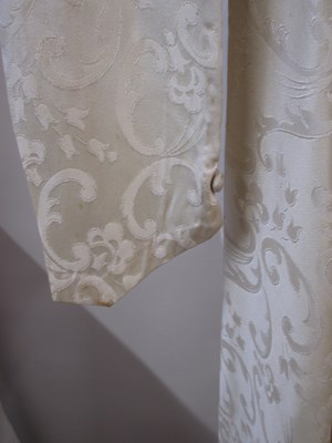 Lot 23 - A 1940's cream patterned satin wedding...