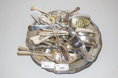 Lot 117 - A tray of assorted silver plated cutlery