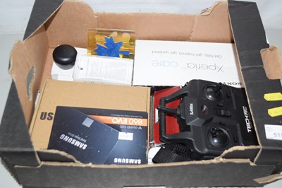 Lot 515 - An external USB drive and other assorted items