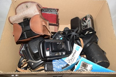 Lot 568 - A box of assorted cameras