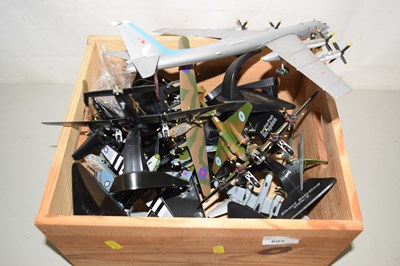 Lot 605 - A box of modern metal aircraft models