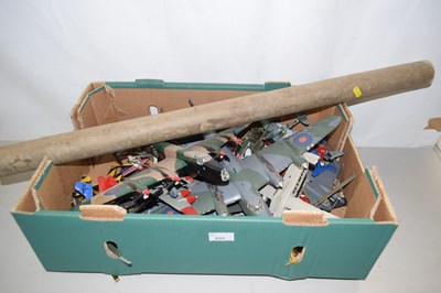 Lot 633 - Box of various plastic model aircraft