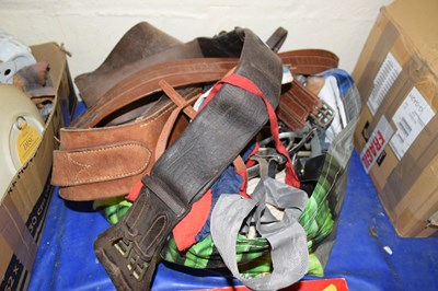 Lot 664 - Bag of various horse riding equipment