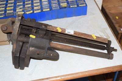 Lot 689 - A large bence vice