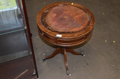 Lot 819 - A drum style lamp table