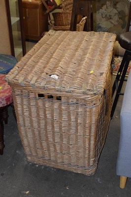 Lot 822 - Large wicker basket